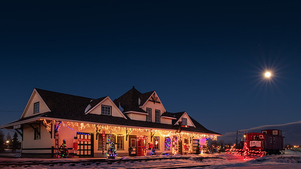 Stroll or drive through a 1/2 km of dazzling light displays at the Stettler Town & Country Museum at Light the Night! 5:30p.m. to 9:00p.m. Fridays - December  6, 13 and 20 Saturdays - December 7, 14 and 21 Plus December 22, 23 and 24 leading up to Christmas.   Admission by donation.